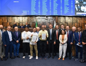 Deputado Anderson Moraes entrega moções de congratulações a alunos e professor da FAETEC premiados internacionalmente