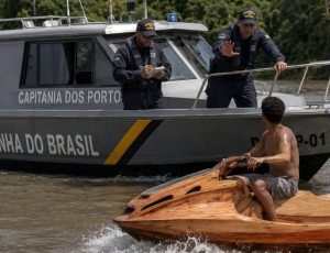 Marinha aborda homem que construiu jet ski de madeira: 'existem normas e regulamentações'