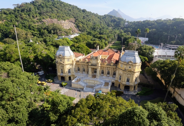 Governo do Rio supera 4 mil exonerações de comissionados e projeta economia de mais de R$ 230 milhões em 2026