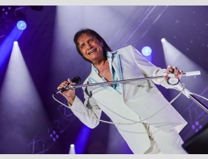 Roberto Carlos inaugura Arena Niterói em noite de emoção, clássicos e sonhos realizados