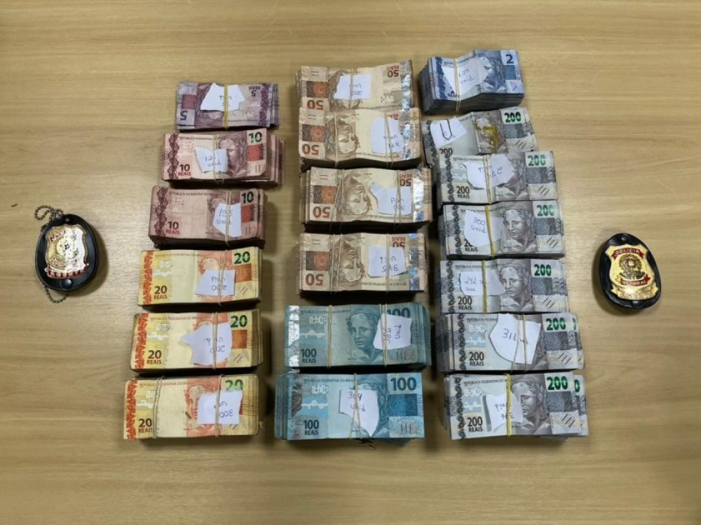 Alvo da PF, empresário investigado por desvios na Saúde tinha R$ 450 mil escondidos em sofá em Xerém