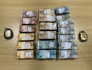 Alvo da PF, empresário investigado por desvios na Saúde tinha R$ 450 mil escondidos em sofá em Xerém
