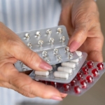 Estudo aponta que uso de antibióticos pode provocar alterações prolongadas no microbioma intestinal