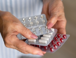 Estudo aponta que uso de antibióticos pode provocar alterações prolongadas no microbioma intestinal