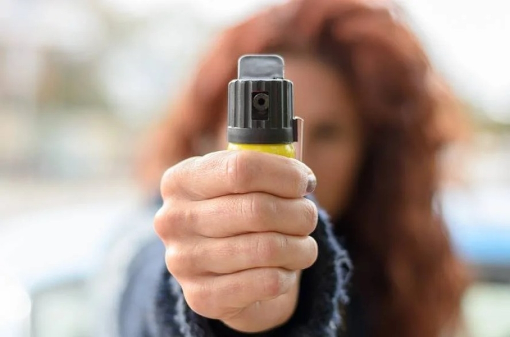 Senado aprova projeto que autoriza porte de spray de pimenta para mulheres como medida de proteção pessoal