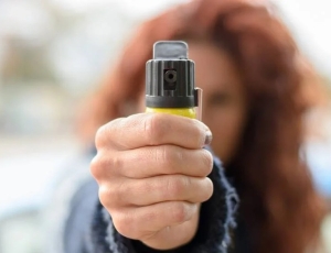 Senado aprova projeto que autoriza porte de spray de pimenta para mulheres como medida de proteção pessoal