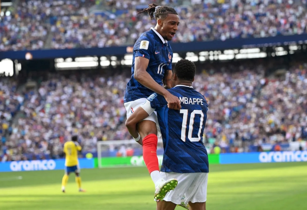 Mbappé marca dois, Olise comanda espetáculo, e França atropela Suécia para avançar às quartas da Copa do Mundo