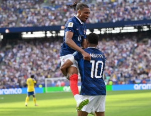 Mbappé marca dois, Olise comanda espetáculo, e França atropela Suécia para avançar às quartas da Copa do Mundo