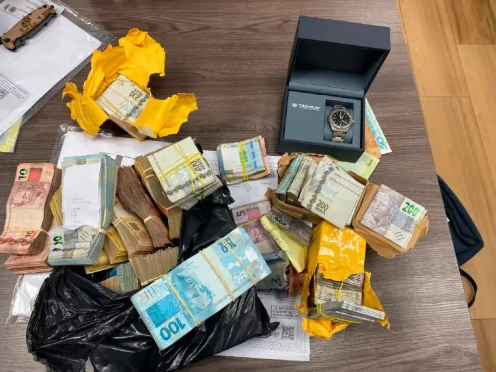 PF encontra R$ 450 mil escondido em sofá durante operação contra esquema na saúde