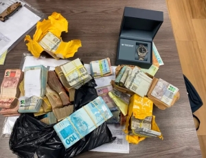 PF encontra R$ 450 mil escondido em sofá durante operação contra esquema na saúde