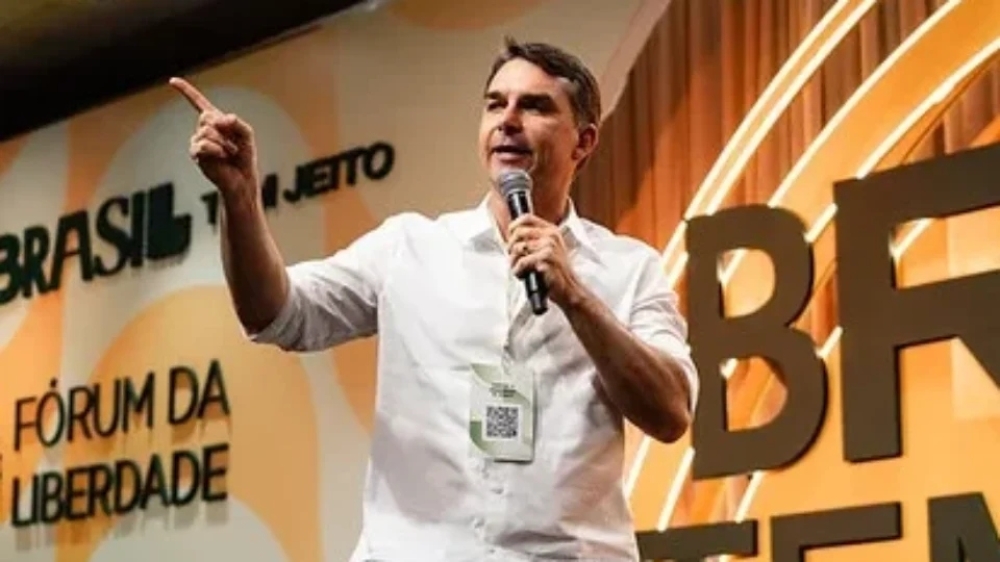 Daniela Lima diz que Flávio não foi à “festa dos astronautas”