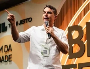Daniela Lima diz que Flávio não foi à “festa dos astronautas”