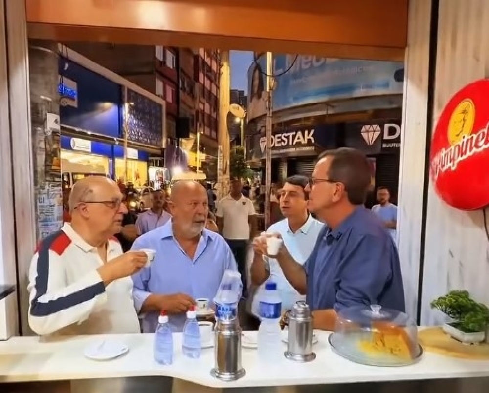 Bloco do eu sozinho em Nova Iguaçu: Paes vai ao calçadão, passa sem ser percebido e só tem Juninho do Pneu a acompanhá-lo