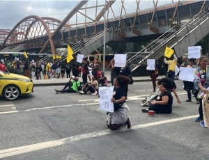 Comerciantes protestam contra nova medida de fiscalização nas praias e fecham rua em frente à Prefeitura do Rio