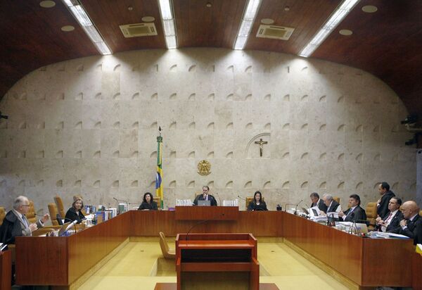 Ministros do STF escapam por um voto para não serem “enquadrados” 
