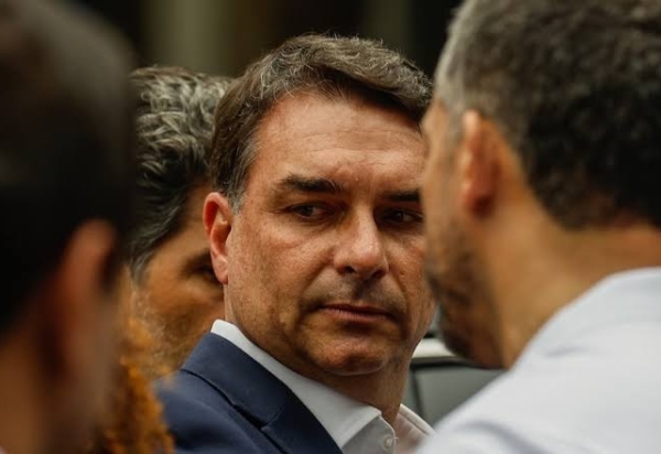 Partido Republicanos nega acordo com Flávio Bolsonaro e mantém posição indefinida
