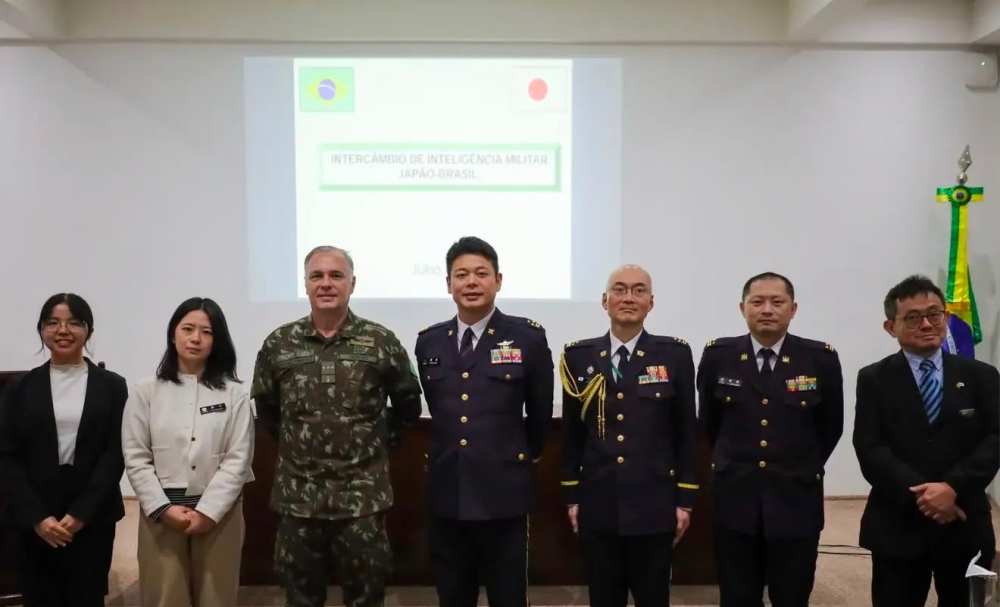 ECEME fortalece cooperação estratégica entre Brasil e Japão em intercâmbio sobre inteligência militar e guerra híbrida