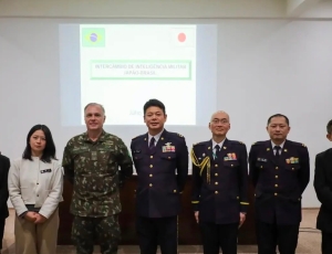 ECEME fortalece cooperação estratégica entre Brasil e Japão em intercâmbio sobre inteligência militar e guerra híbrida
