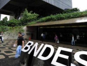 Fila para pedir socorro contra o tarifaço já passa de R$ 18 bilhões