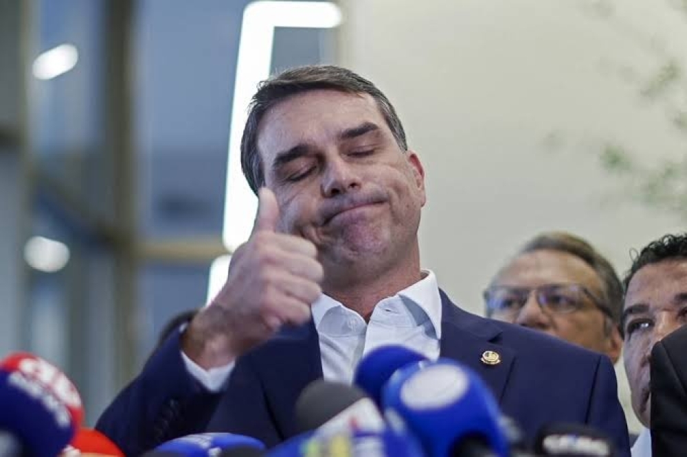 O campeão de faltas no Senado se chama Flávio Bolsonaro