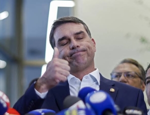 O campeão de faltas no Senado se chama Flávio Bolsonaro
