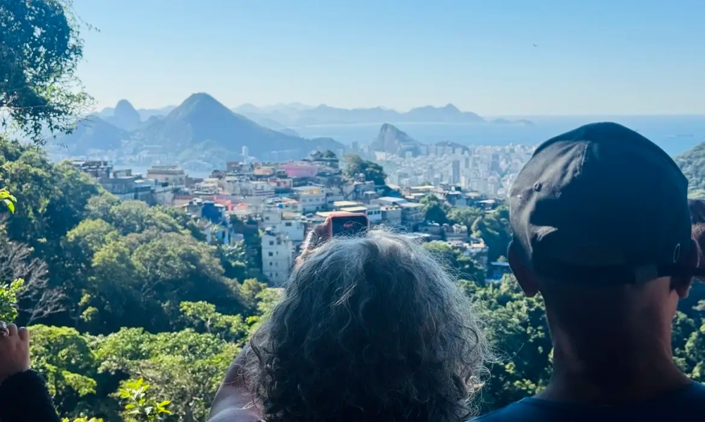 Trilha na Rocinha mostra Mata Atlântica e recuperação florestal no Rio