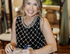 Suelen Garcia de Paula brilha na capa da 20ª edição da Revista Tok de Empreendedorismo