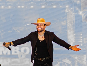 Ícaro Moraes emociona público na Expo Cordeiro e recebe pedidos por novos shows na Região Serrana