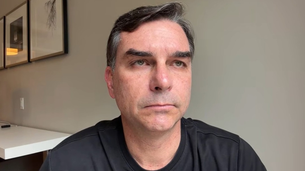 Flávio Bolsonaro emitiu duas notas fiscais de R$ 500 mil para empresa que recebeu repasses do Master