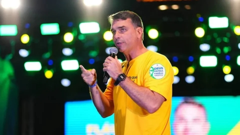 Notas de R$ 1,5 mi de Flávio Bolsonaro entram na mira da PF após ação de Lindbergh