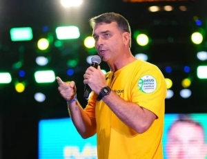Notas de R$ 1,5 mi de Flávio Bolsonaro entram na mira da PF após ação de Lindbergh