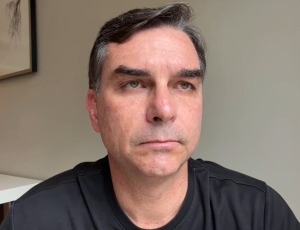 Flávio Bolsonaro recebeu R$ 500 mil de empresa ligada a consultoria que operou com o Master