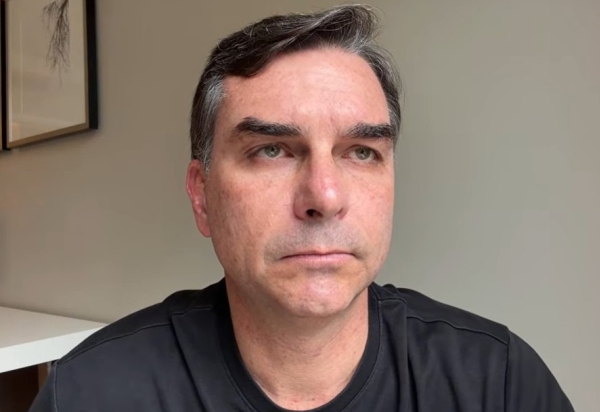 Flávio Bolsonaro recebeu R$ 500 mil de empresa ligada a consultoria que operou com o Master