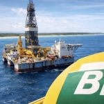 Petróleo dispara com escalada da guerra dos EUA contra o Irã e ultrapassa US$ 100