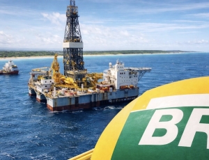 Petróleo dispara com escalada da guerra dos EUA contra o Irã e ultrapassa US$ 100