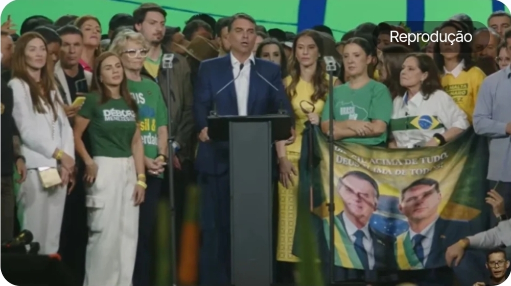 Flávio faz ataques ao Judiciário em convenção do PL com Milei e vídeo de Michelle