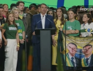 Flávio faz ataques ao Judiciário em convenção do PL com Milei e vídeo de Michelle