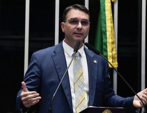 TSE convoca nova reunião com embaixadores para rebater ataques de Flávio Bolsonaro às urnas eletrônicas