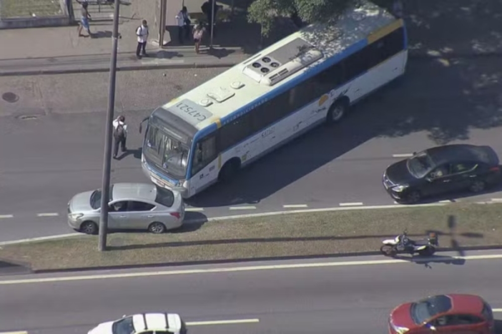 Criminosos usam ônibus como barricadas e interditam Av. Ayrton Senna durante confronto na Gardênia Azul