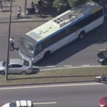 Criminosos usam ônibus como barricadas e interditam Av. Ayrton Senna durante confronto na Gardênia Azul