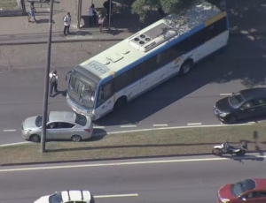 Criminosos usam ônibus como barricadas e interditam Av. Ayrton Senna durante confronto na Gardênia Azul