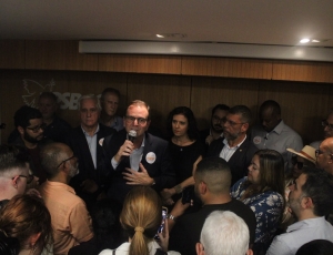 Com presença de ministro de Lula e 12 partidos, PSB consagra apoio a Paes em convenção que promete 'retomada política do Rio'
