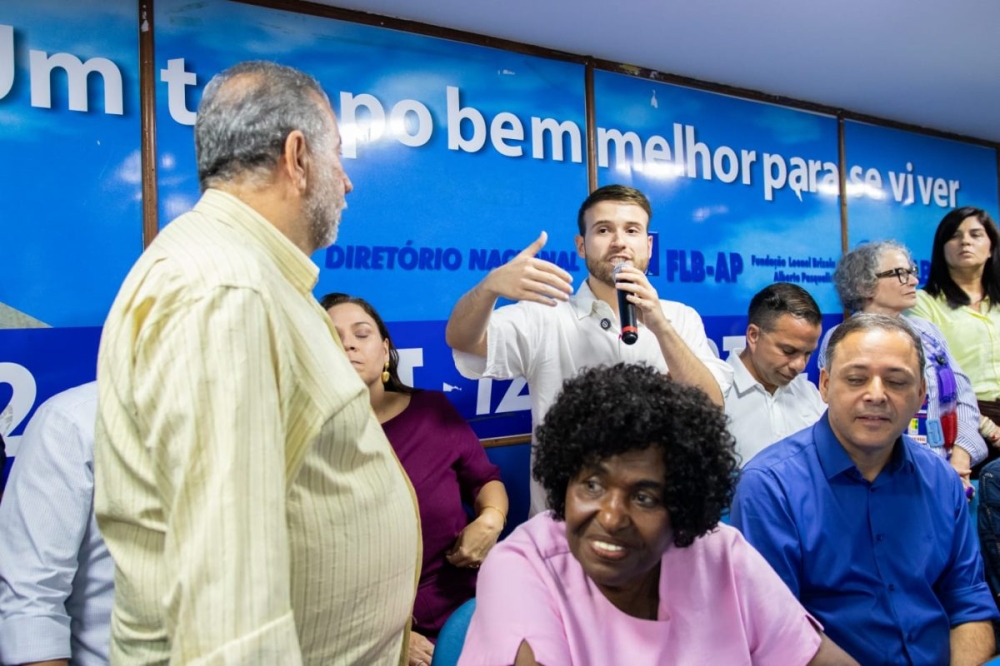Ao lado do pai, Leo Lupi tem sua candidatura confirmada em convenção no RJ