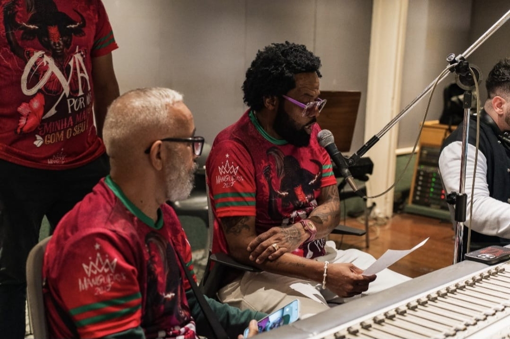 Xande de Pilares, Karinah Gustavo Clarão, Gilson Bernini, Beto Savanna e Felipe Mussili estreiam neste sábado (1), nas eliminatórias de samba-enredo da Mangueira 2027