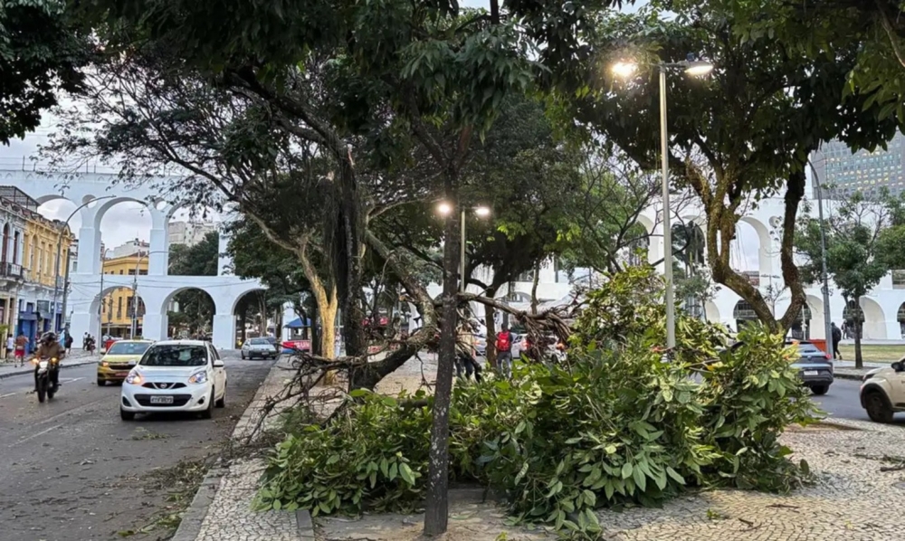 Ventos de 105 km/h provocam caos no Rio com apagão e paralisação de transportes