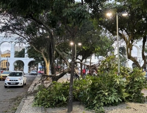 Ventos de 105 km/h provocam caos no Rio com apagão e paralisação de transportes