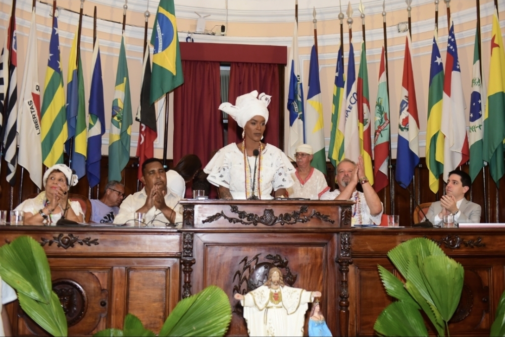 Povos de terreiro ocupam a Câmara de Niterói em ato liderado por Benny Briolly contra o racismo religioso