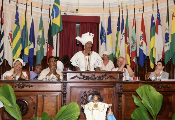 Povos de terreiro ocupam a Câmara de Niterói em ato liderado por Benny Briolly contra o racismo religioso