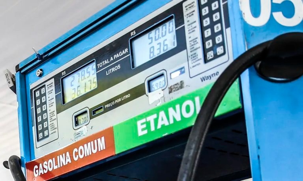 Gasolina com 32% de etanol passa a valer neste sábado (1º)