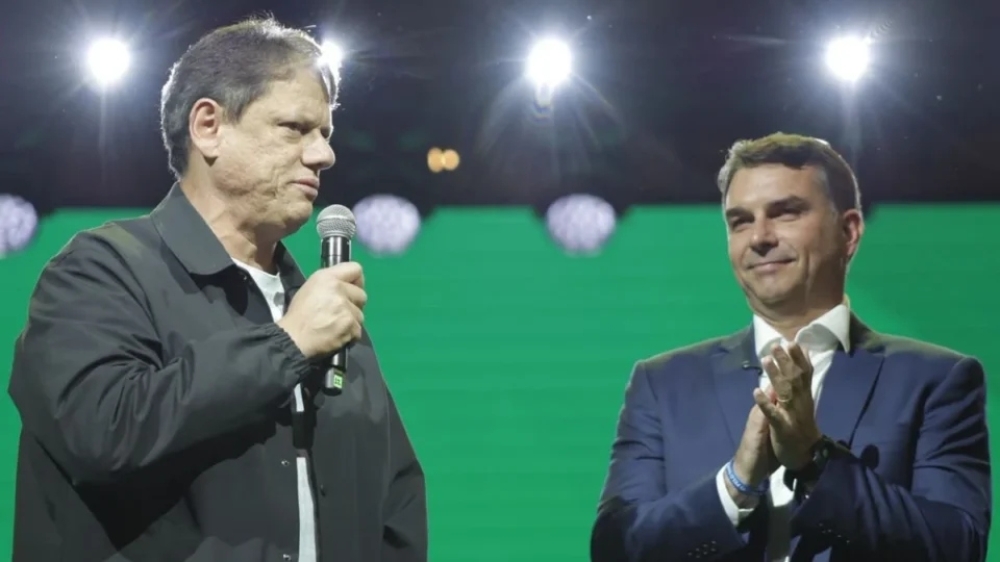 Tarcísio oficializa candidatura à reeleição em SP com Flávio Bolsonaro no palco